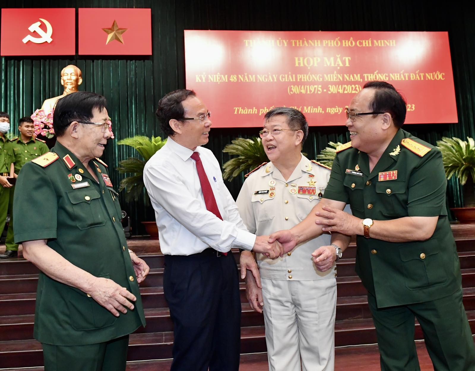Đồng chí Nguyễn Văn Nên, Bí thư Thành ủy TPHCM trao đổi với các tướng lĩnh tại buổi họp mặt (Ảnh: VIỆT DŨNG).